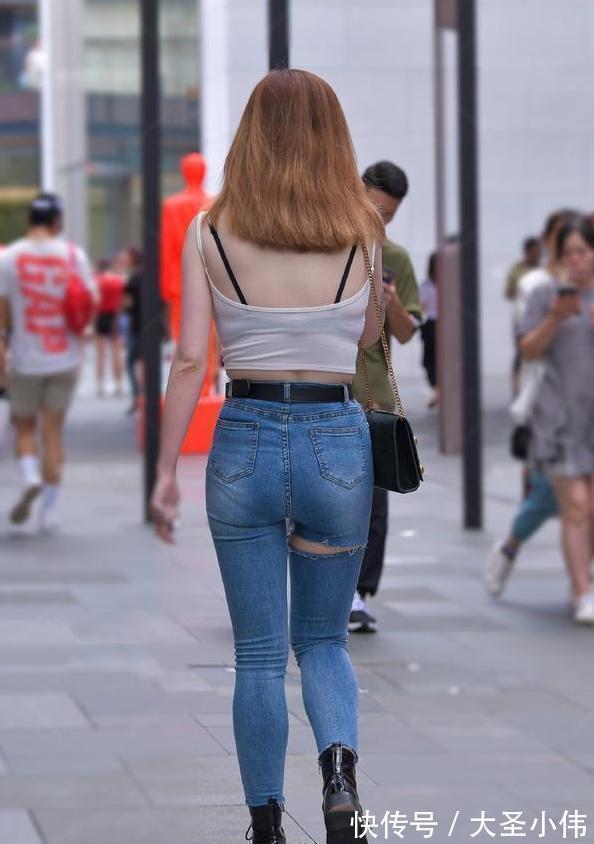 连衣裙|美女街拍:美女脚上搭配一双高跟鞋凸显出小姐姐的时尚,创造别具一格的美丽