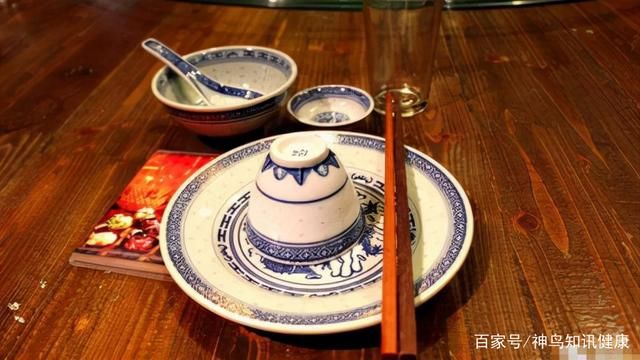 餐具|在外就餐，饭前用热水烫碗筷真的能消毒吗？告诉你到底靠不靠谱