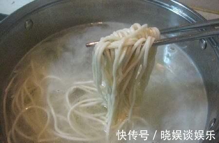 煮面条时不要开水下锅，大厨教你2招，面条光滑不粘锅不坨