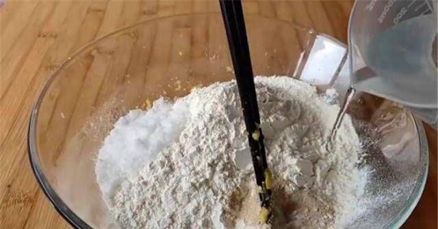 搅拌|玉米面是一种新的吃法。当你用开水搅拌筷子时,你将吃不到其中的三个