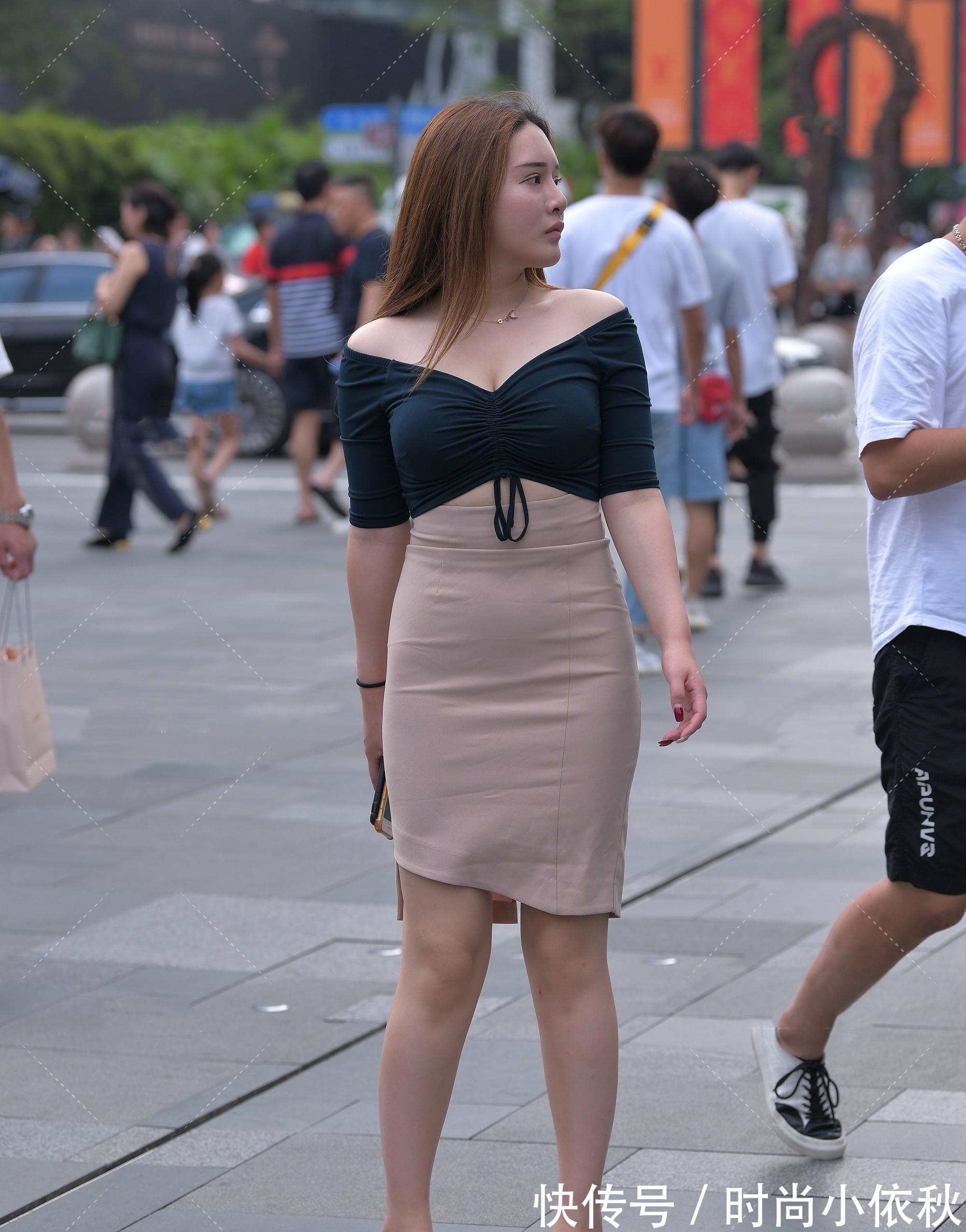 小姐姐 靓妹怕赘肉把上衣“撑开”,赶紧打了个结,路人们纷纷回头