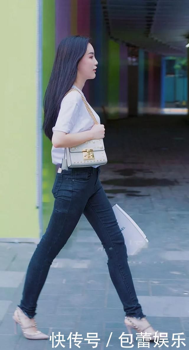紧身牛仔裤搭配高跟鞋,让女性出街更有气质