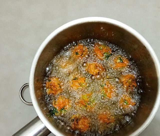 胡萝卜|胡萝卜香菜丸子,用胡萝卜炸成丸子,外脆内软,香酥极了