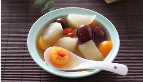 冬季，給家人做上一碗這樣的甜湯，潤肺止咳，價錢低廉