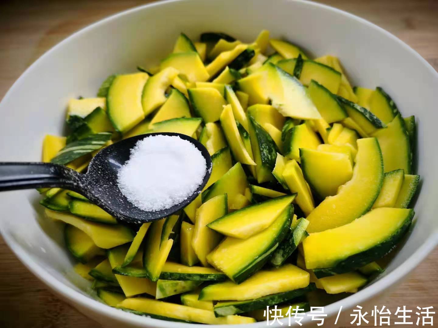 小面姨|夏天黄瓜丝瓜靠边站，多吃这瓜，明目解暑降三高，中老年人要多吃