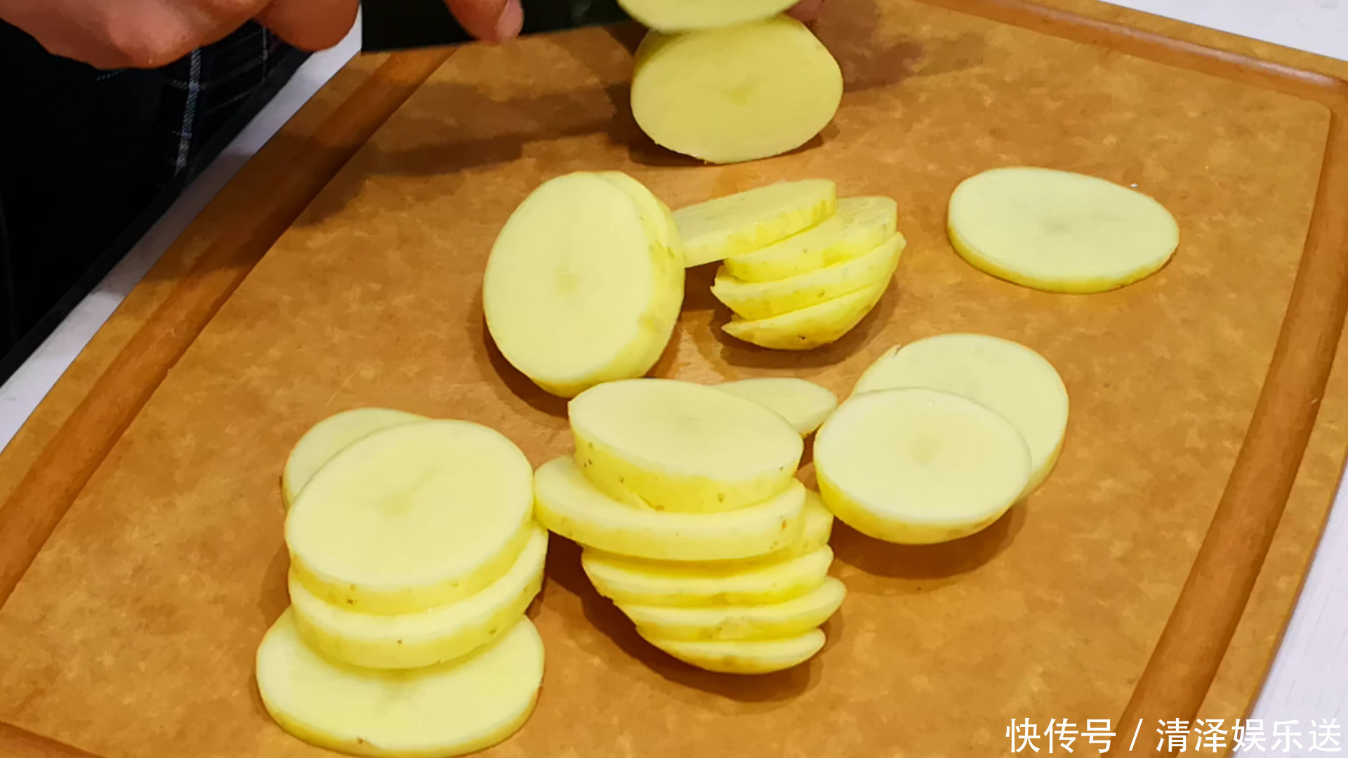  特色|吃剩的米饭别再做蛋炒饭，教你农村特色吃法，一顿3个不够吃，香