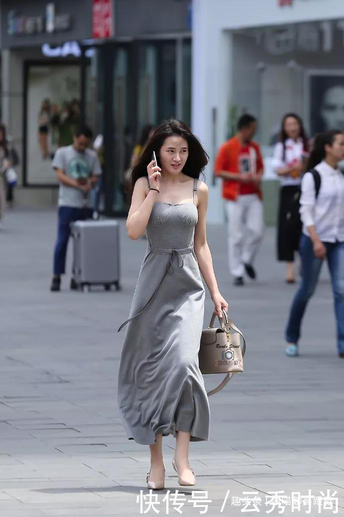 美女脚上搭配上一双优雅的高跟鞋，让她的双腿显得更加的修长