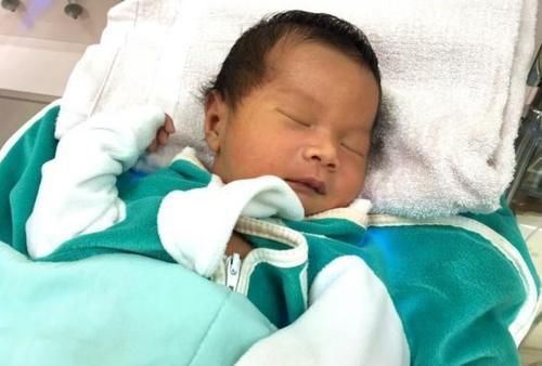 宝宝|宝宝出生后,眼睛啥时候睁开?睁眼早晚和智商有关?家长提前了解