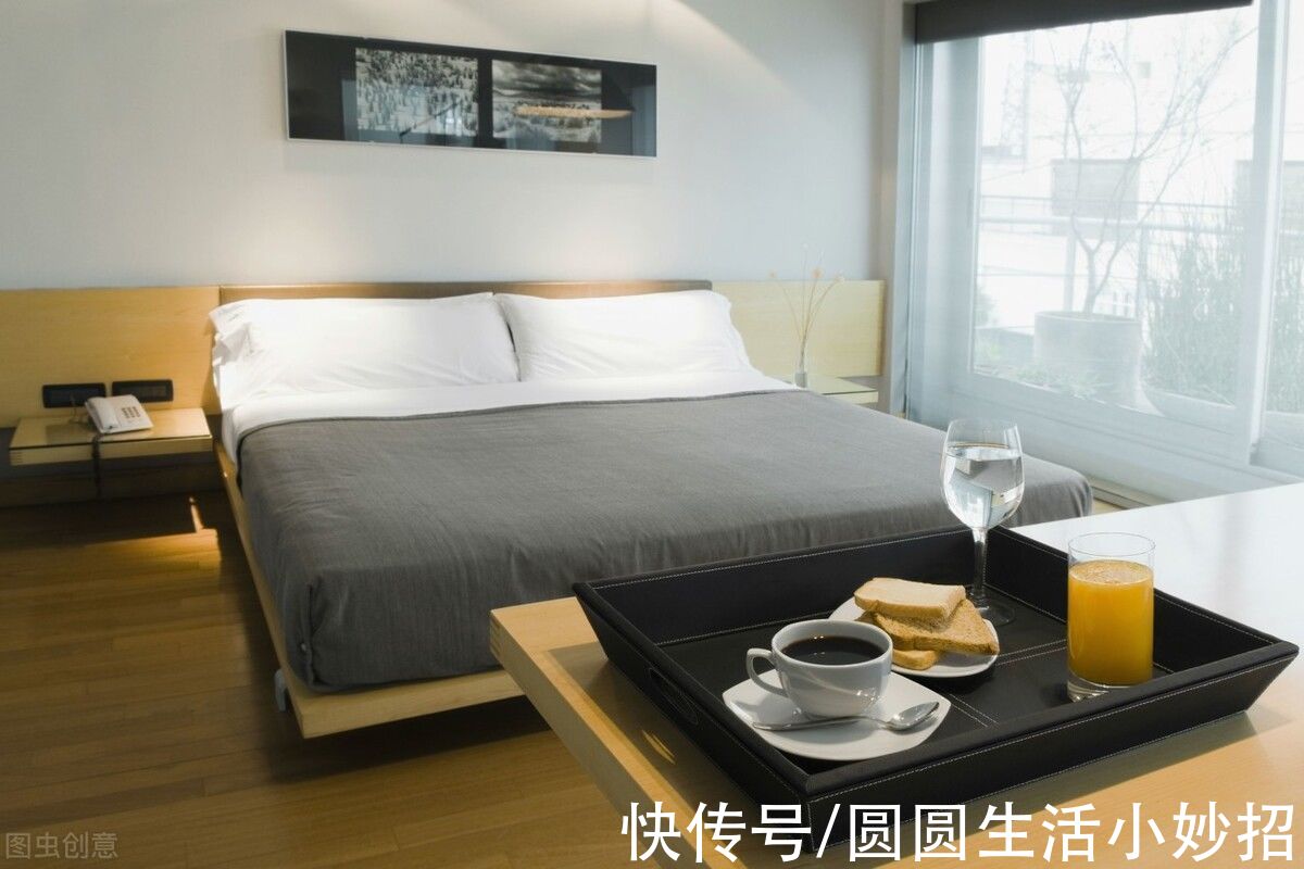 清洗床单时,在水里倒一碗,多脏的床单也能干净如新,省事又方便