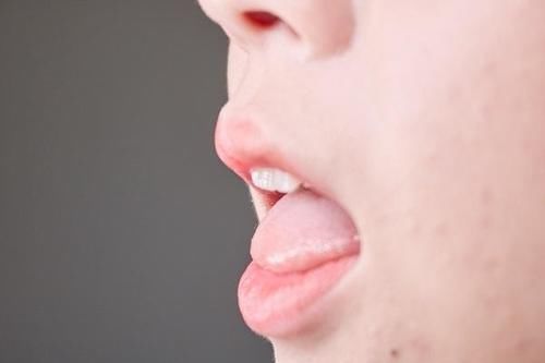 一个人是否衰老，年龄不重要，关键在4个特征，50岁后对照看看