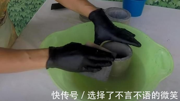 搅拌均匀|旧啤酒瓶我要留着,砸碎了和水泥,做个水磨石花盆比陶瓷的好看