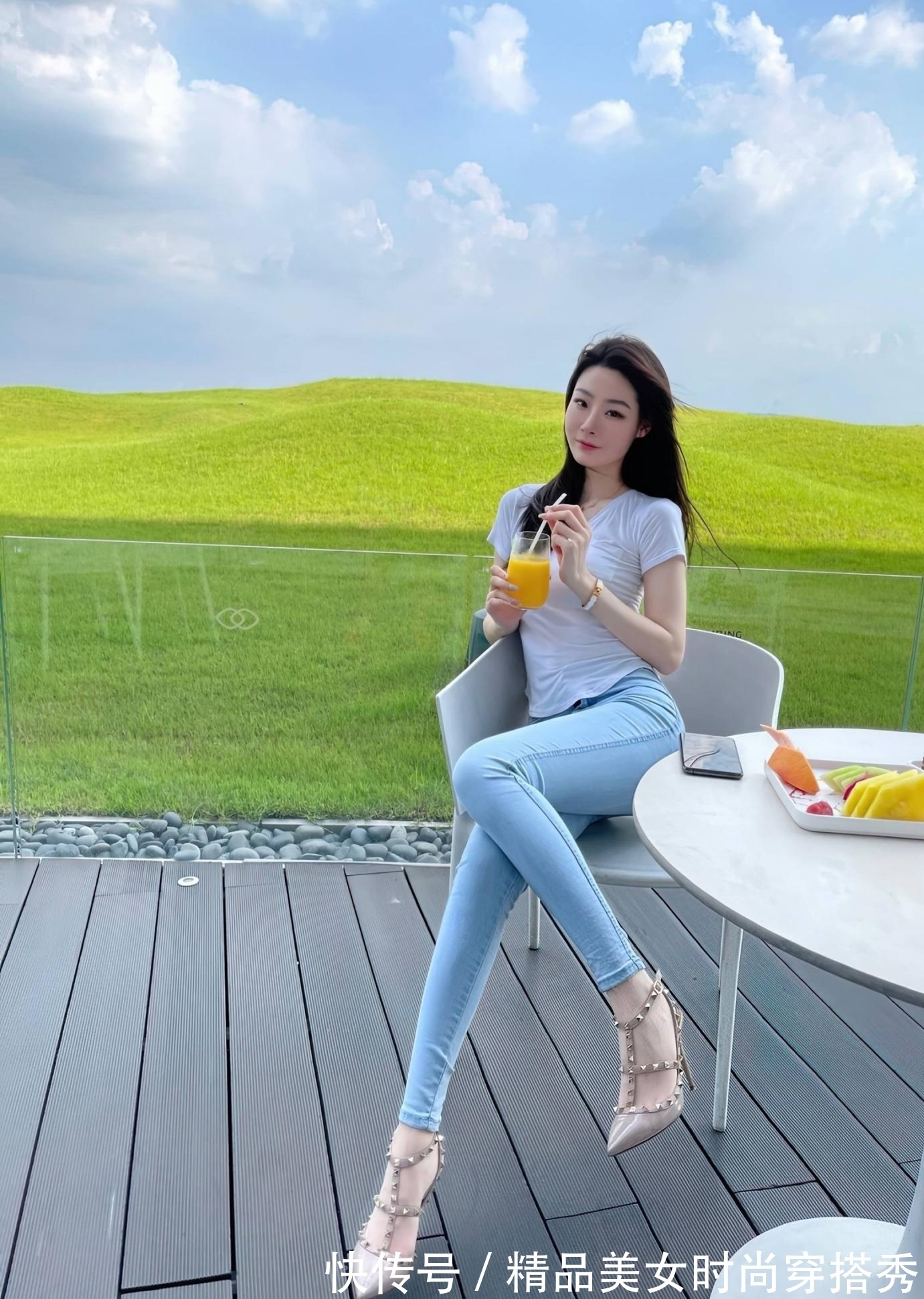 干净利落 水洗白的牛仔裤干净利落,修身的款式更加的显身材,尽显优雅气质