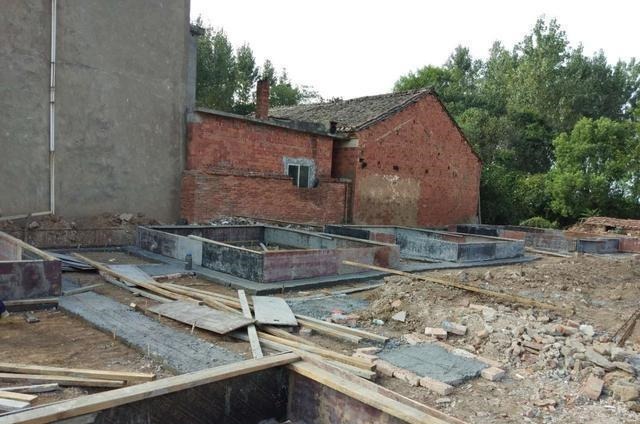 正门|48岁的大叔,砸掉老房子,盖了一座四合院,完工后全村人都惊艳了