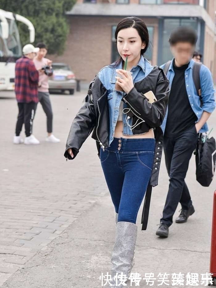 街拍图五气质小姐姐紧身牛仔裤搭配高筒靴,这小眼神好犀利