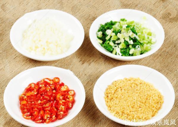 年夜饭，别总是大鱼大肉的，学会这道“万能凉拌汁”，拌啥啥香