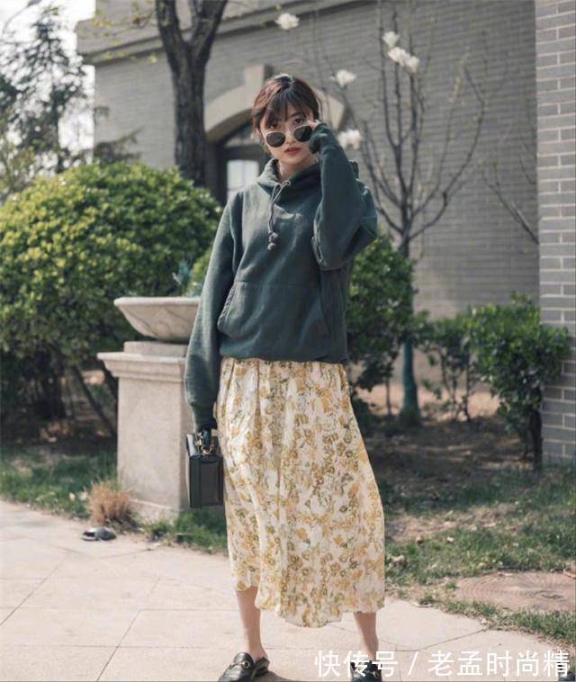 卫衣|讲真,卫衣下面不要老配牛仔裤,今年流行这样穿,时髦显瘦又显高