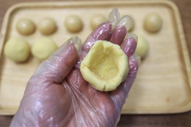 美味|黑芝麻酱绿豆沙月饼还真好吃，说啥也得试一试，歪打正着的美味