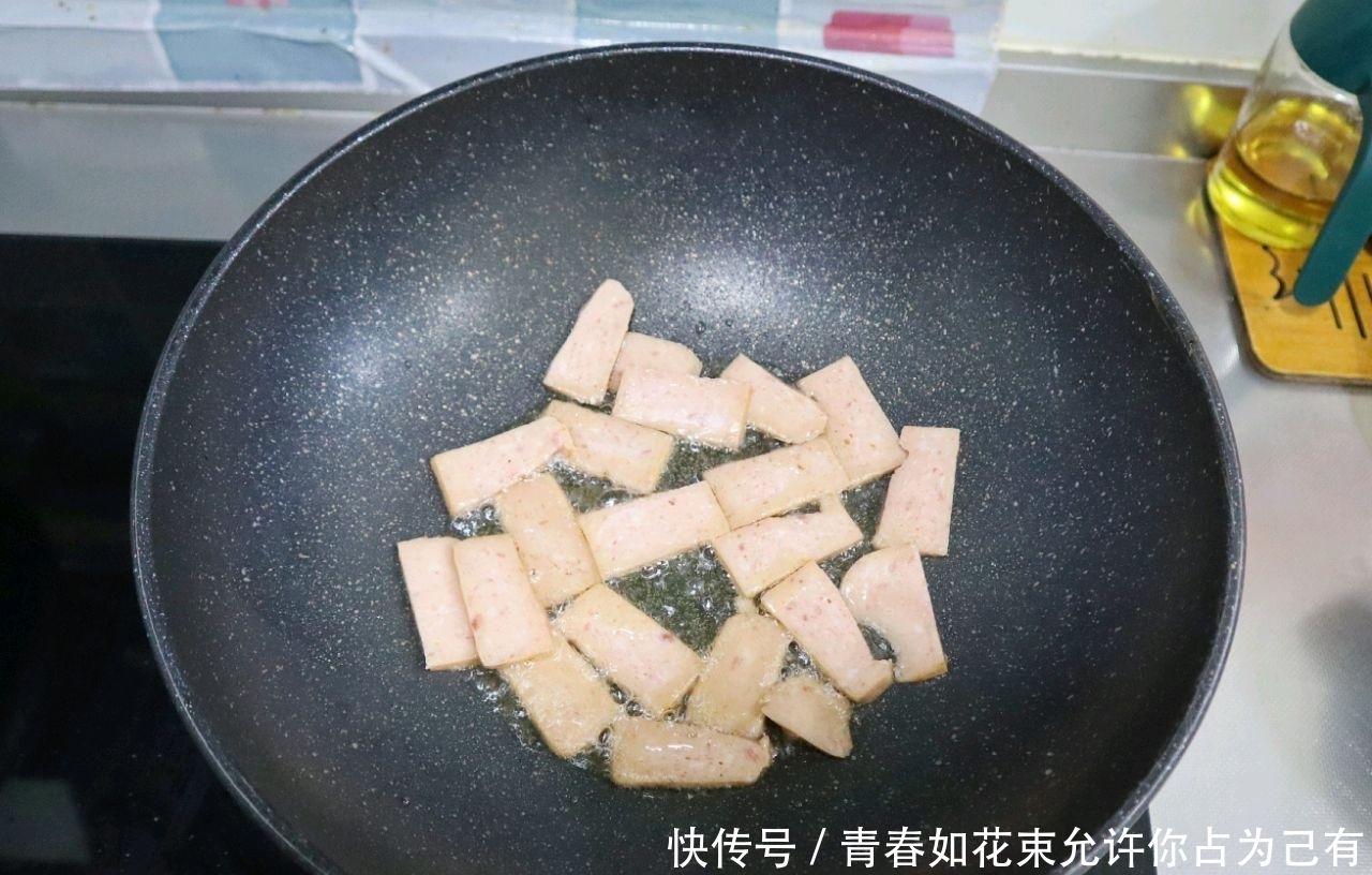 海鲜菇炒西兰花，要想春天瘦，这道菜少不了，简单方便，家常菜