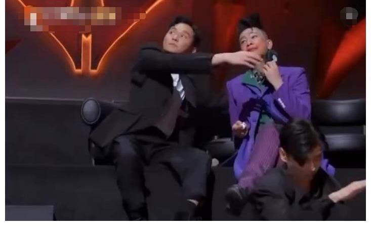 陳小春|張智霖現(xiàn)場(chǎng)表演貼臉，看到陳小春的回應(yīng)，網(wǎng)友：想他們了