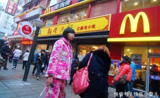 位宝妈|“睡衣妈妈”火了,穿睡衣接娃被吐槽,孩子:太丢人