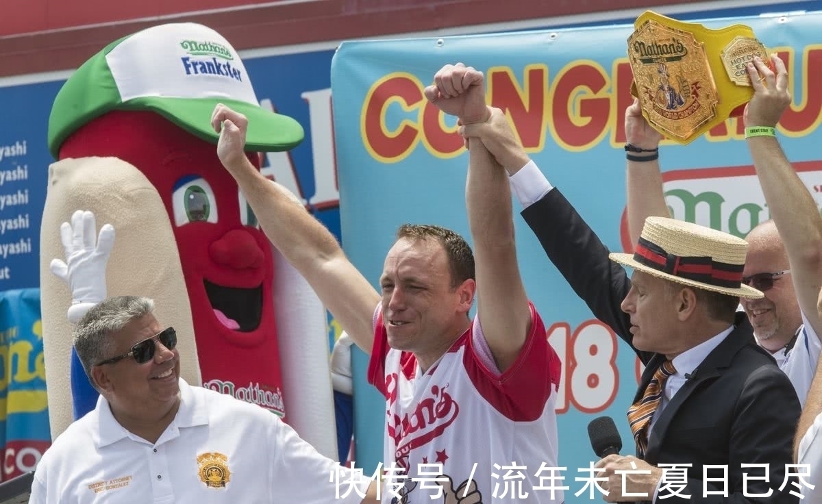 奇葩“吃香肠”比赛,10分钟内吃完74只热狗,各种表情太遭罪