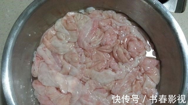 清洗肥肠:用醋用盐都不对,牢记这3点,肥肠洗得干净还无异味