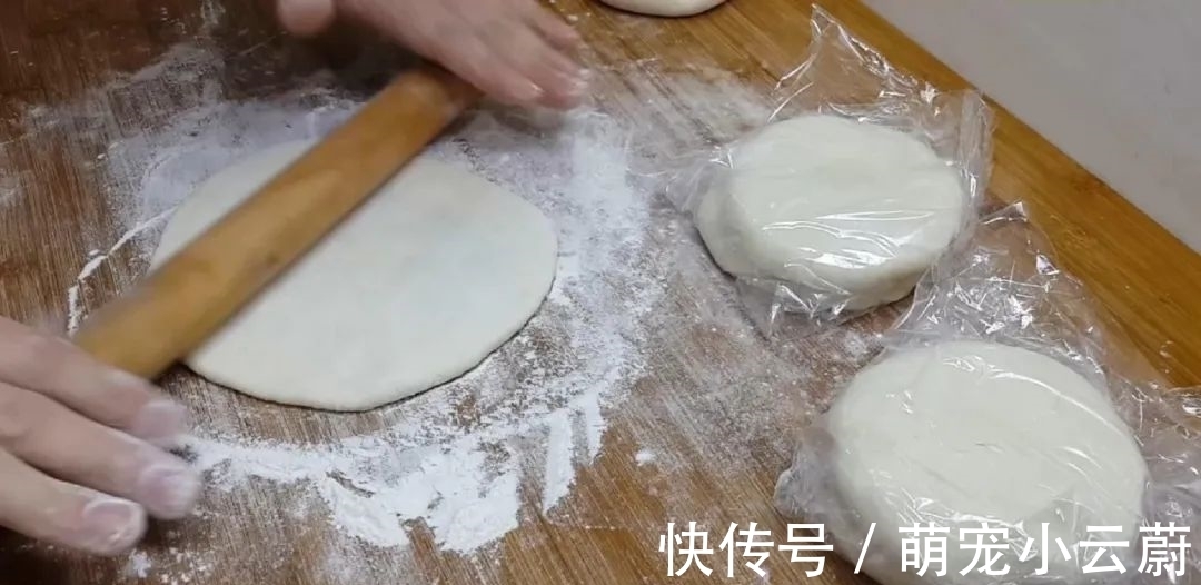 案板|3勺清水,1斤面粉,淋上鸡蛋液,教你做创意早餐饼,比葱油饼好吃