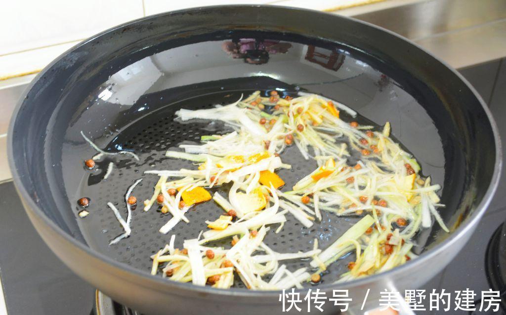 家常香煎带鱼，外酥里嫩，咬一口味道真赞，家人都爱吃