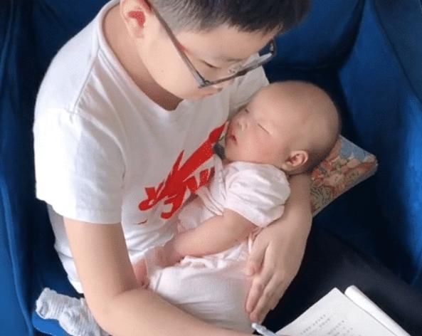 暖哥哥|全网“最暖哥哥”照顾二胎走红，网友：这样的儿子，给我来一打
