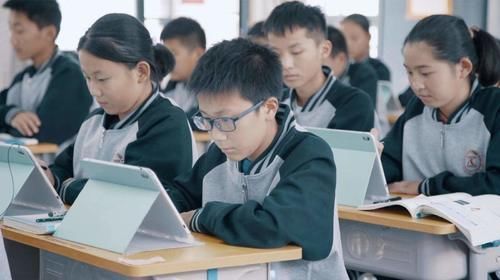 同学|学生时代喜欢“转笔”的同学,身上大多有3个特征,你中了几个