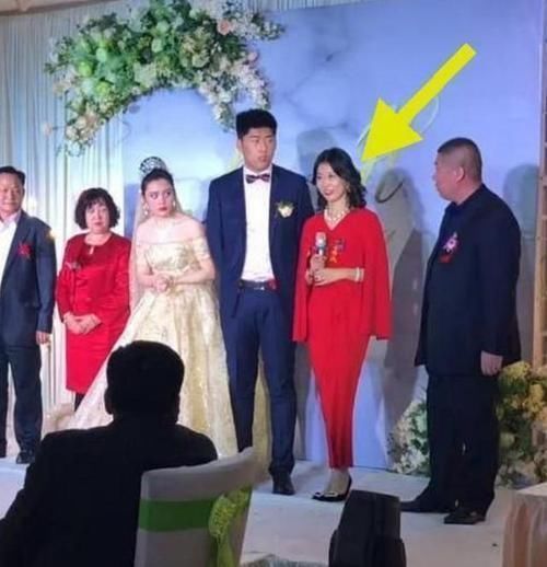 “最年轻婆婆”走红,婚礼现场新娘黑脸,网友:换我也接受不了