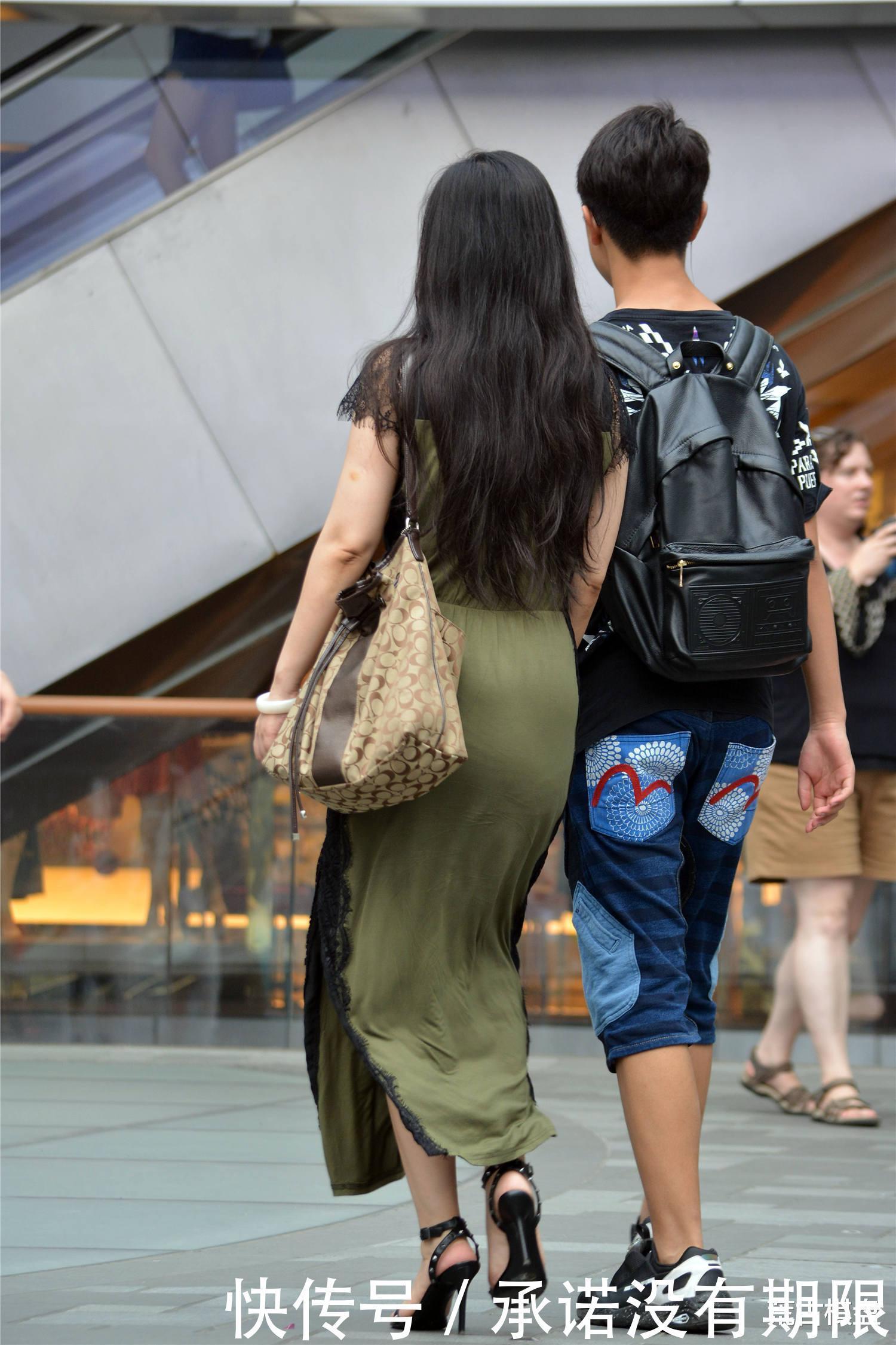 墨绿色长裙,蕾丝袖口,搭配一字带细高跟凉鞋,不挑身材穿搭