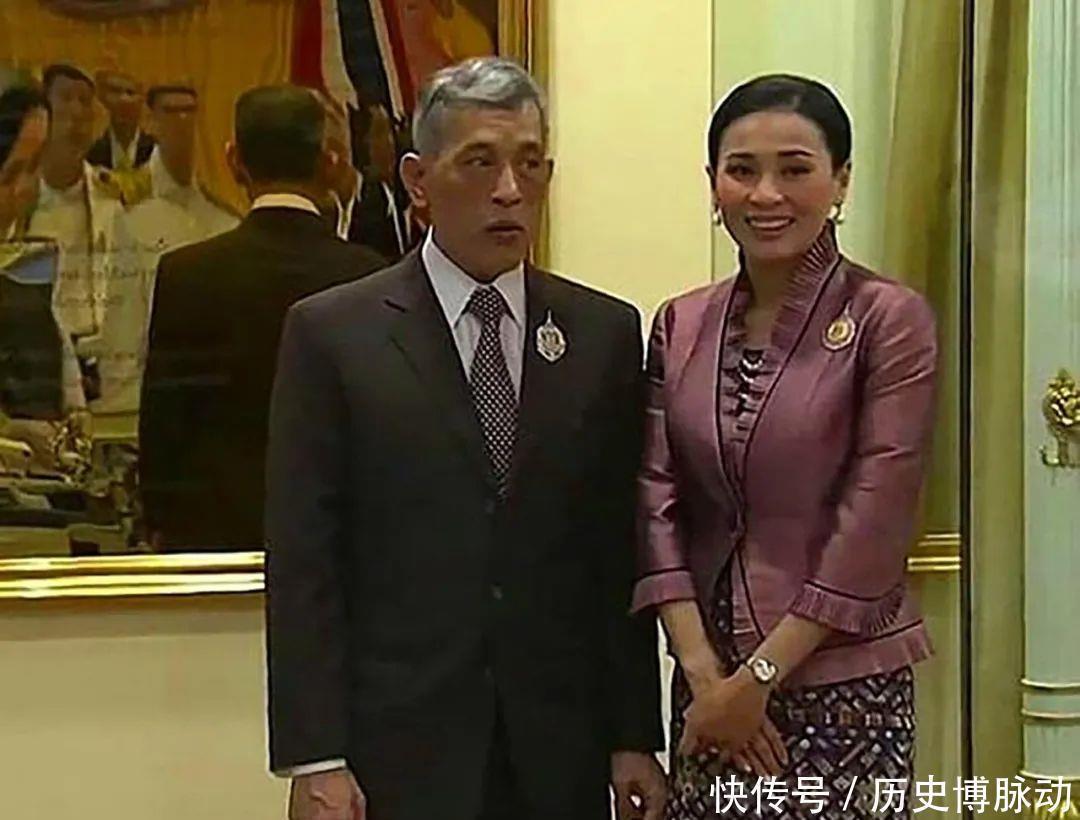 国王|41岁苏提达有子底气足,不愿再趴地跪泰王,还拉起了下跪的帕公主