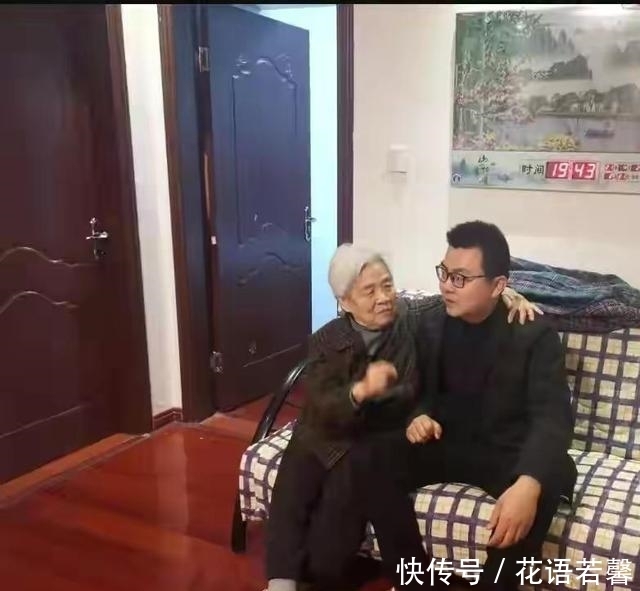 岁姥姥搂着外孙促膝长谈,唯恐将孙子弄丢