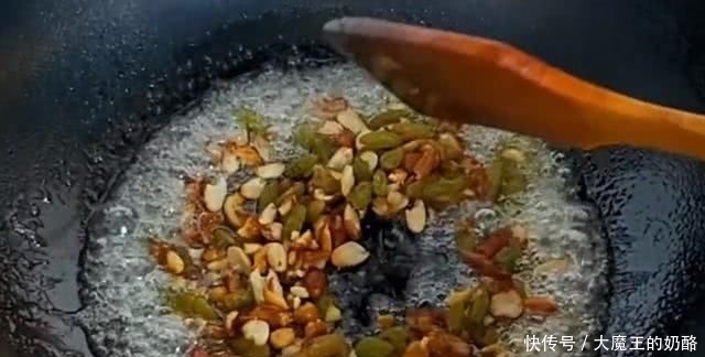 把1碗大米倒进油锅,瞬间变美味,吃完还想吃,做法超简单,解馋