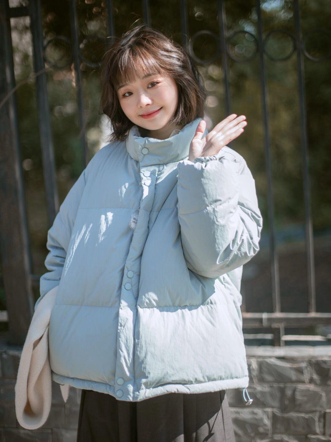 毛衣|冬天打底衫怎样选?一件红色针织衫+白色牛仔裤,休闲又显气色!