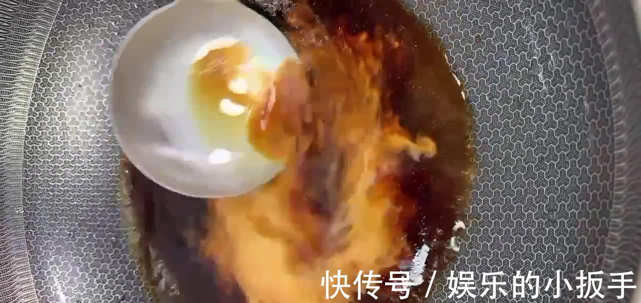 红烧肘子，软嫩入味咸香味美，过年过节时的压轴大菜