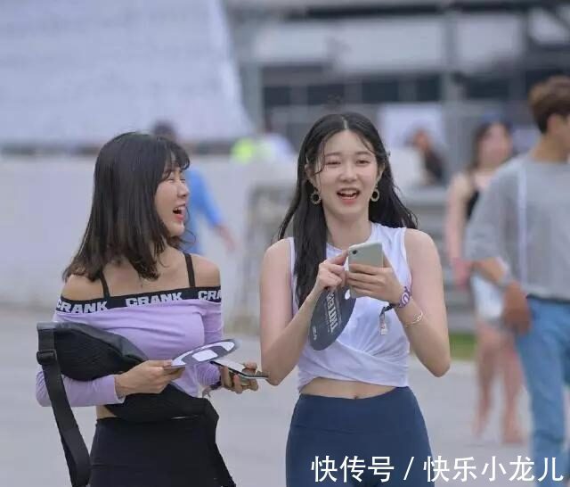 布料 打底裤的装扮轻松穿出女神风格,尽显优美曲线