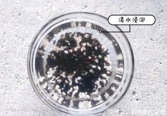  细滑|冬季养生少不了三黑芝麻糊，细滑香浓，尤其适合老人和孩子