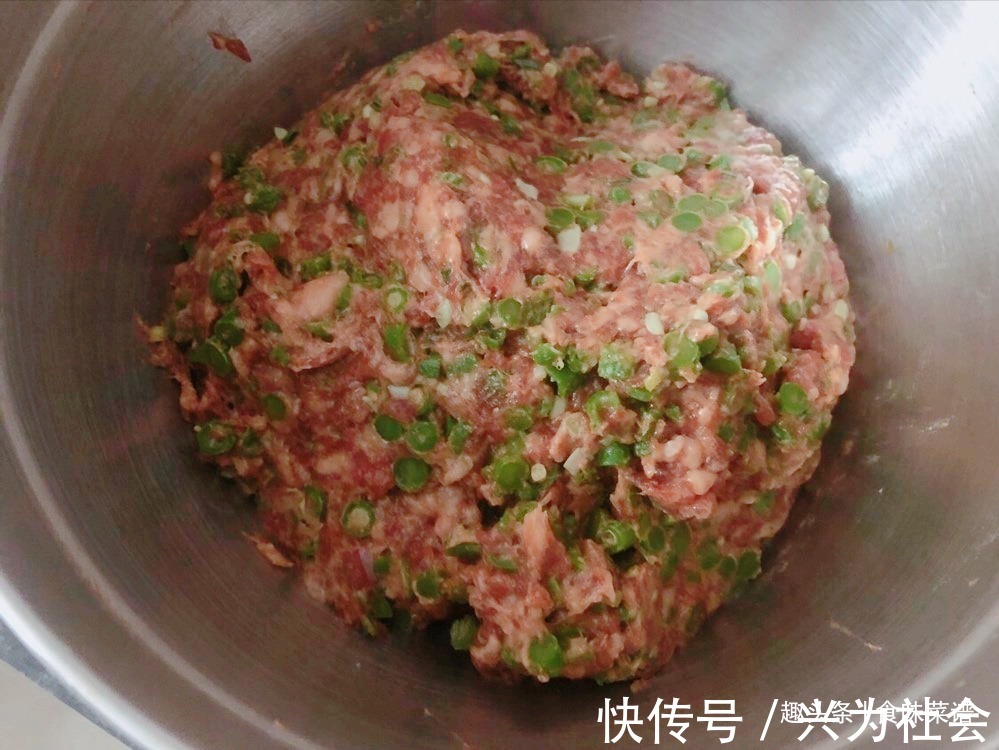 包子|豇豆猪肉包子调馅方法,鲜香扑鼻,好吃不油腻,老公一顿能吃5个