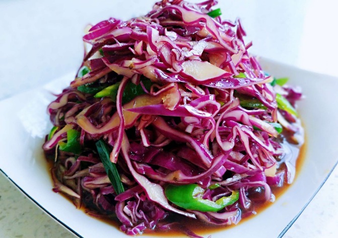 正确做法|紫甘蓝凉拌时，需要焯水吗？教你正确做法，营养不流失，爽脆入味
