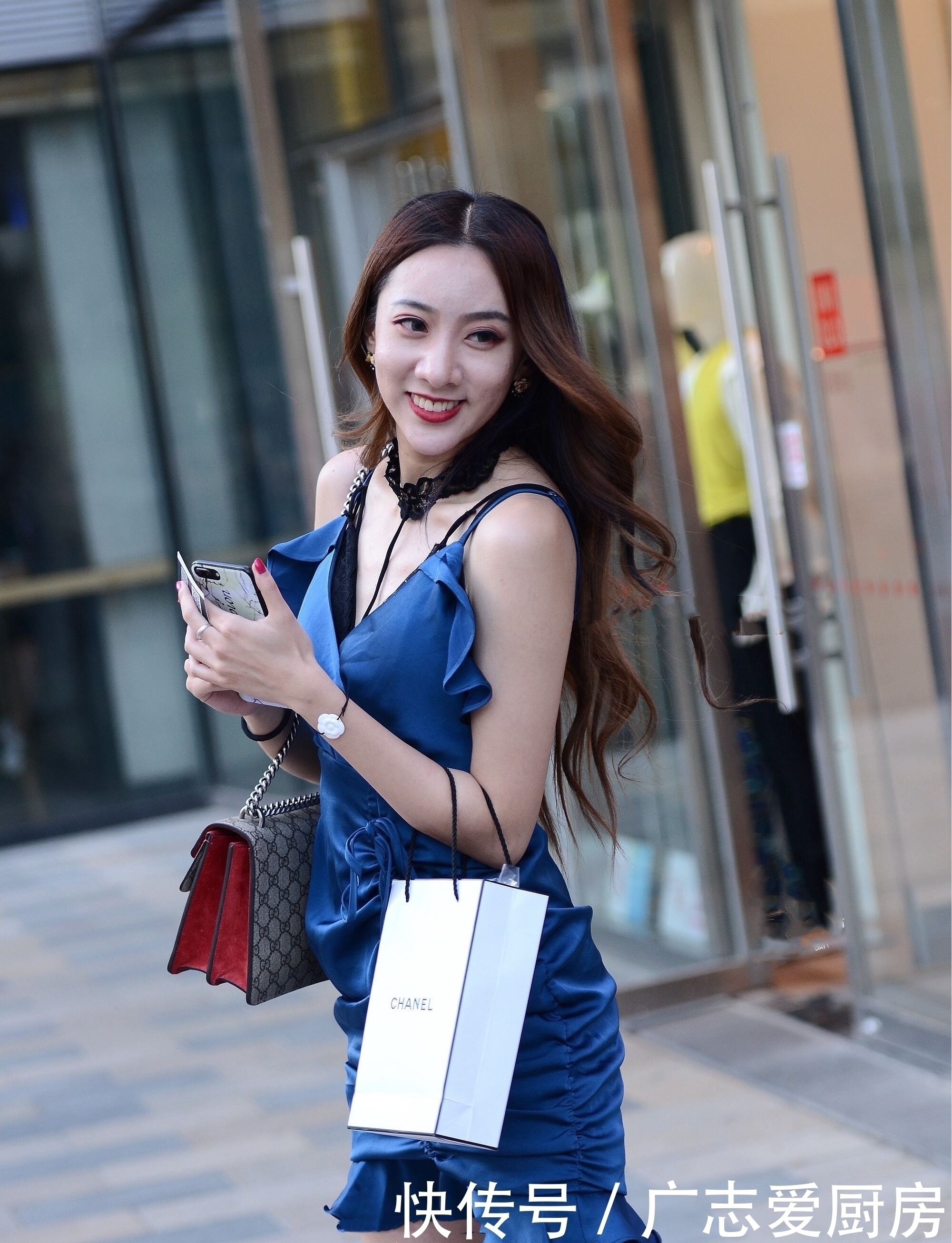 街拍|街拍美女你穿的这么漂亮，老外看得水都好喝了