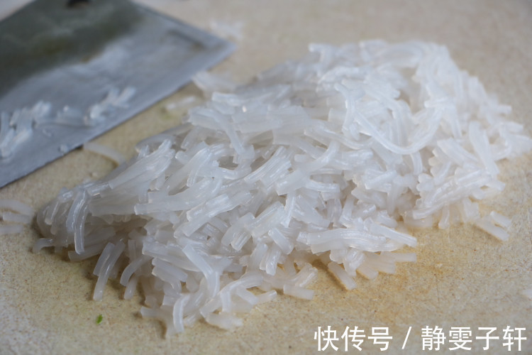 一把韭菜5斤饺子皮，做懒人早餐，比韭菜盒子好吃，一口气吃10个