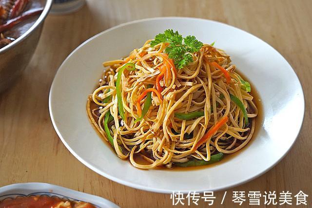 晒苏北一家四口的午餐，4菜1汤全家吃到撑，网友看了却说太抠门！