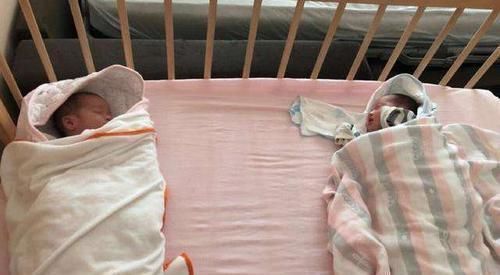 孕妇|26岁孕妇生下龙凤胎,正要缝合时她却大叫“等下”,医生满脸无奈