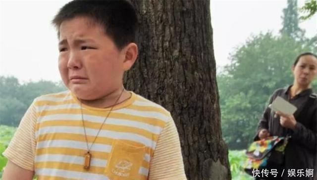 莉莉|7岁男孩穿破衣服上学,爸爸却一身名牌“穷养儿”有必要吗