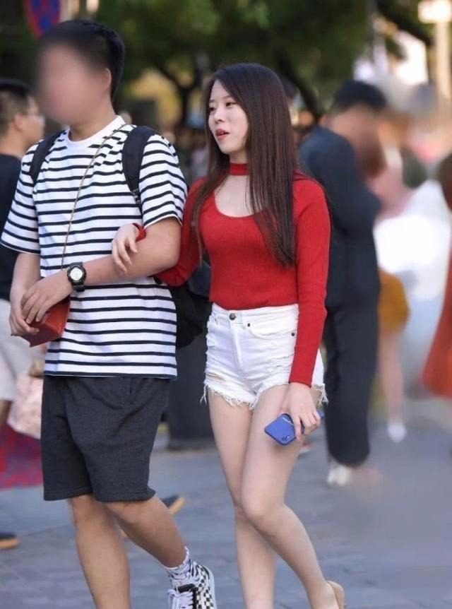 高跟鞋 红色修身上衣搭配白色牛仔短裤,温婉柔顺,淑丽姣好!