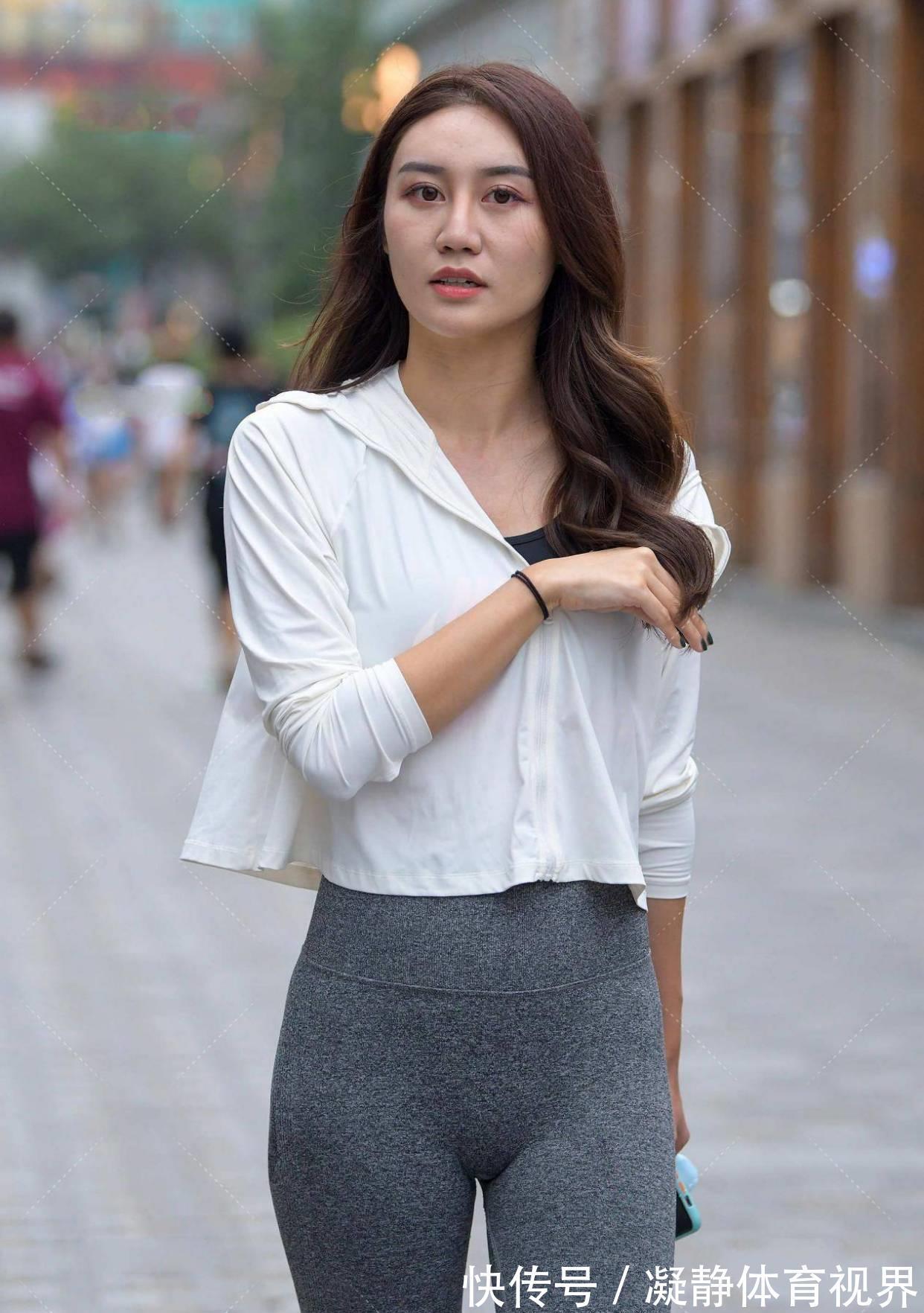 外套 纯白连帽衫配修身裤，纯净有活力，变身活力少女