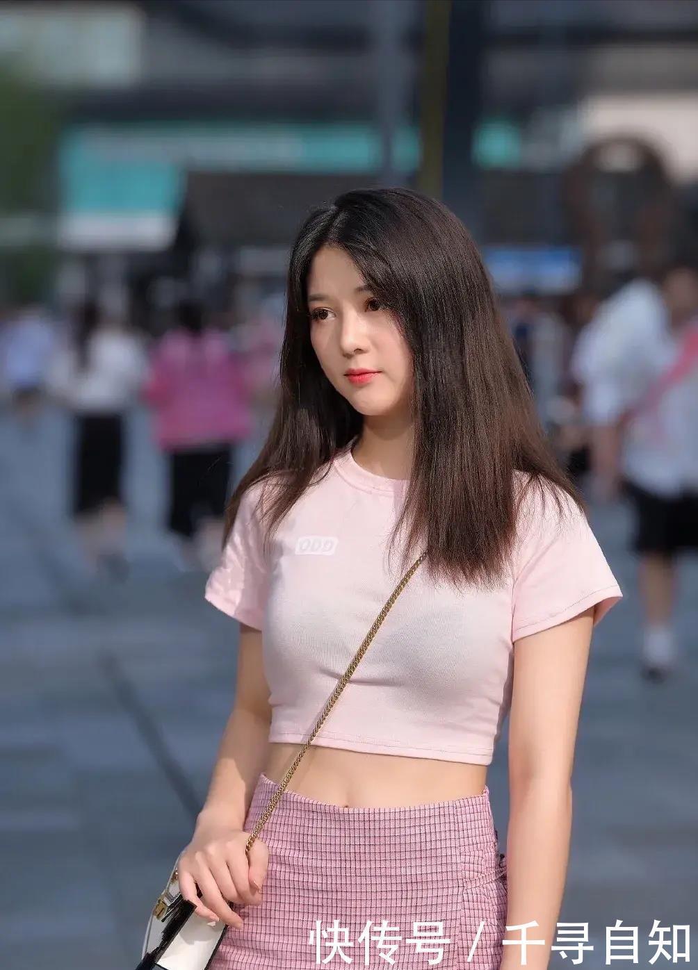 “A字裙”搭配露脐短袖,新年同学聚会穿,玩转精致风姿之美