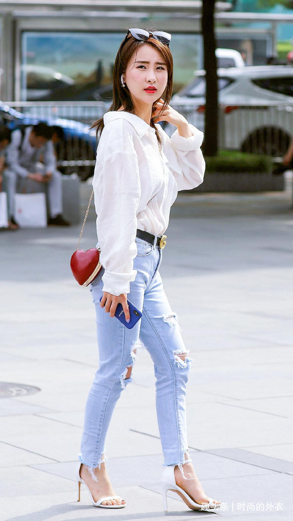 牛仔裤选择破洞款,时髦又百搭,让你轻松演绎都市时尚美